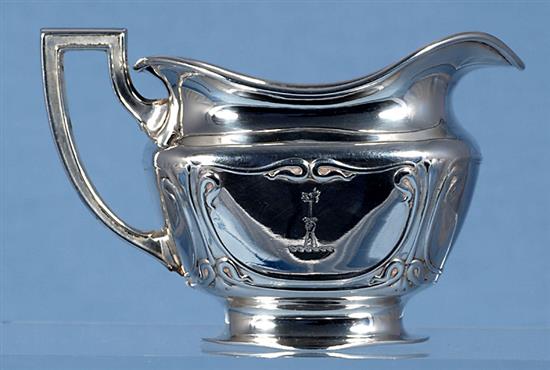 An Edwardian Art Nouveau matched silver three piece tea set, teapot height 112mm, gross weight 23.5oz/731grms.
